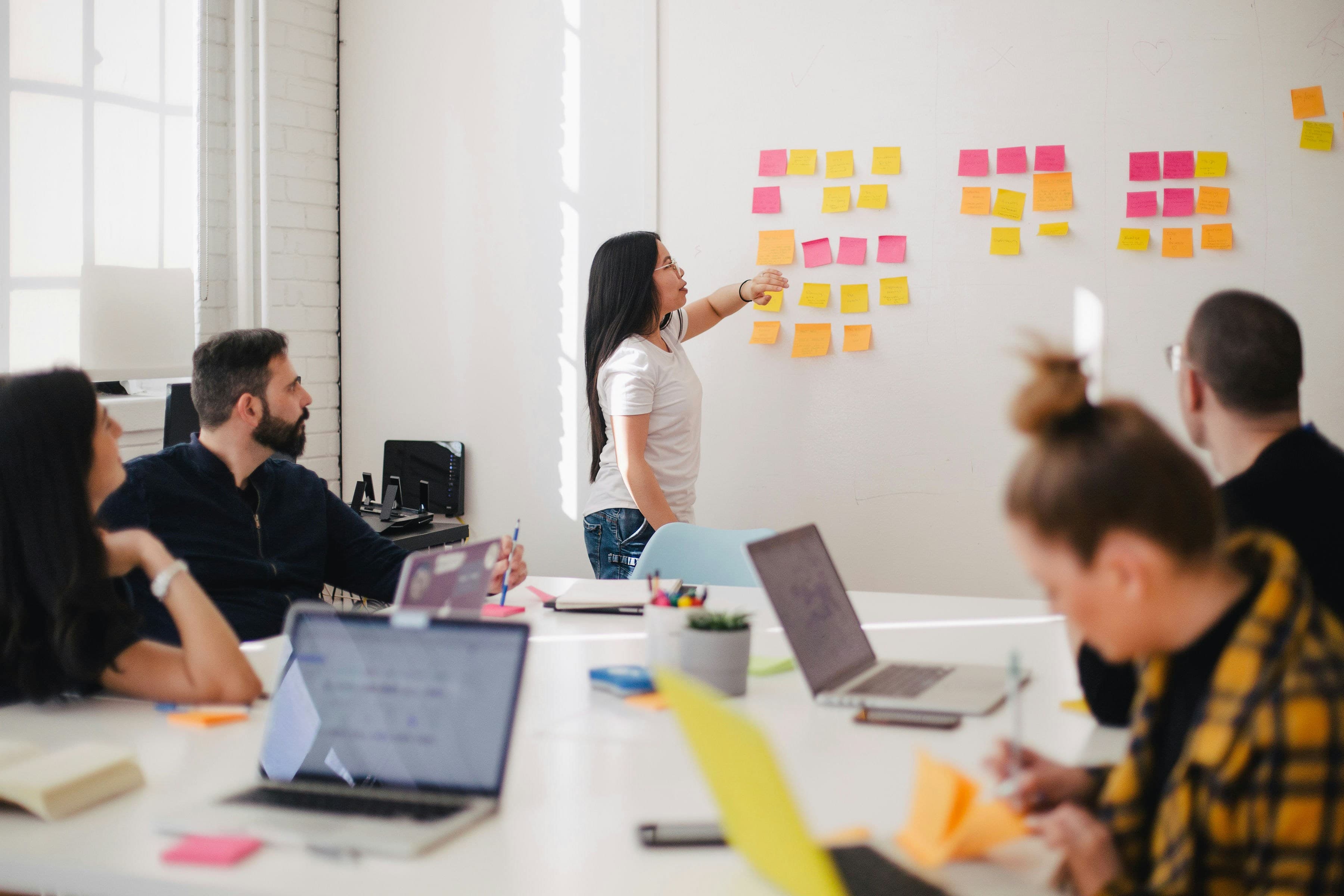 Equipo de una pyme revisando procesos de trabajo alrededor de una mesa