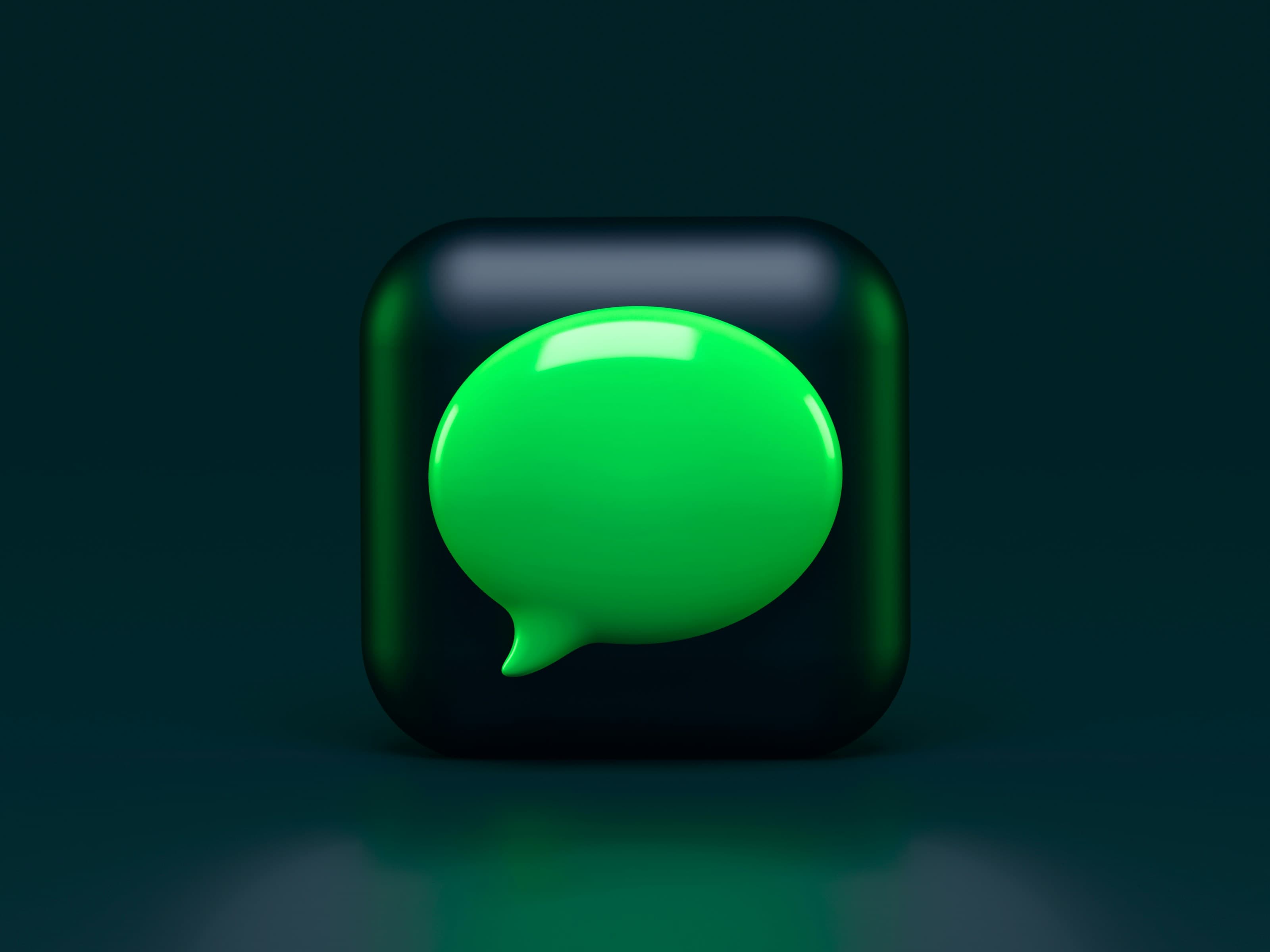 Persona revisando mensajes de WhatsApp en el móvil mientras trabaja en una oficina