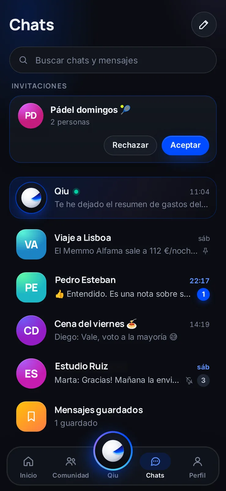 Tu hilo con Qiu, los grupos, las invitaciones pendientes y los mensajes guardados, con un buscador para encontrar cualquier cosa. Ejemplo ilustrativo con datos de demostración.