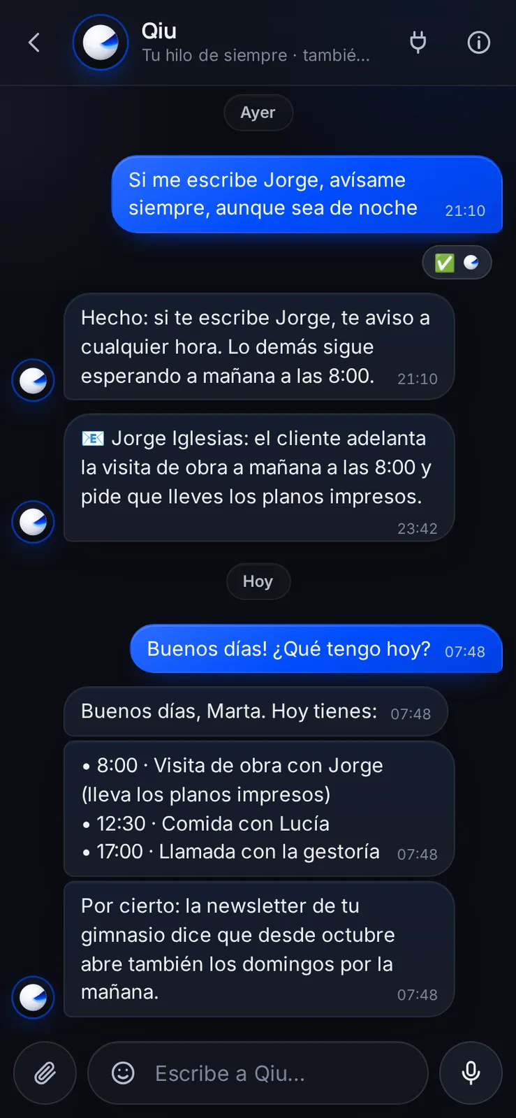 De noche Qiu no te escribe, salvo que sea urgente o de alguien que tú has dicho que siempre interrumpe. Lo que solo es curioso se lo guarda y te lo cuenta la próxima vez que habléis.