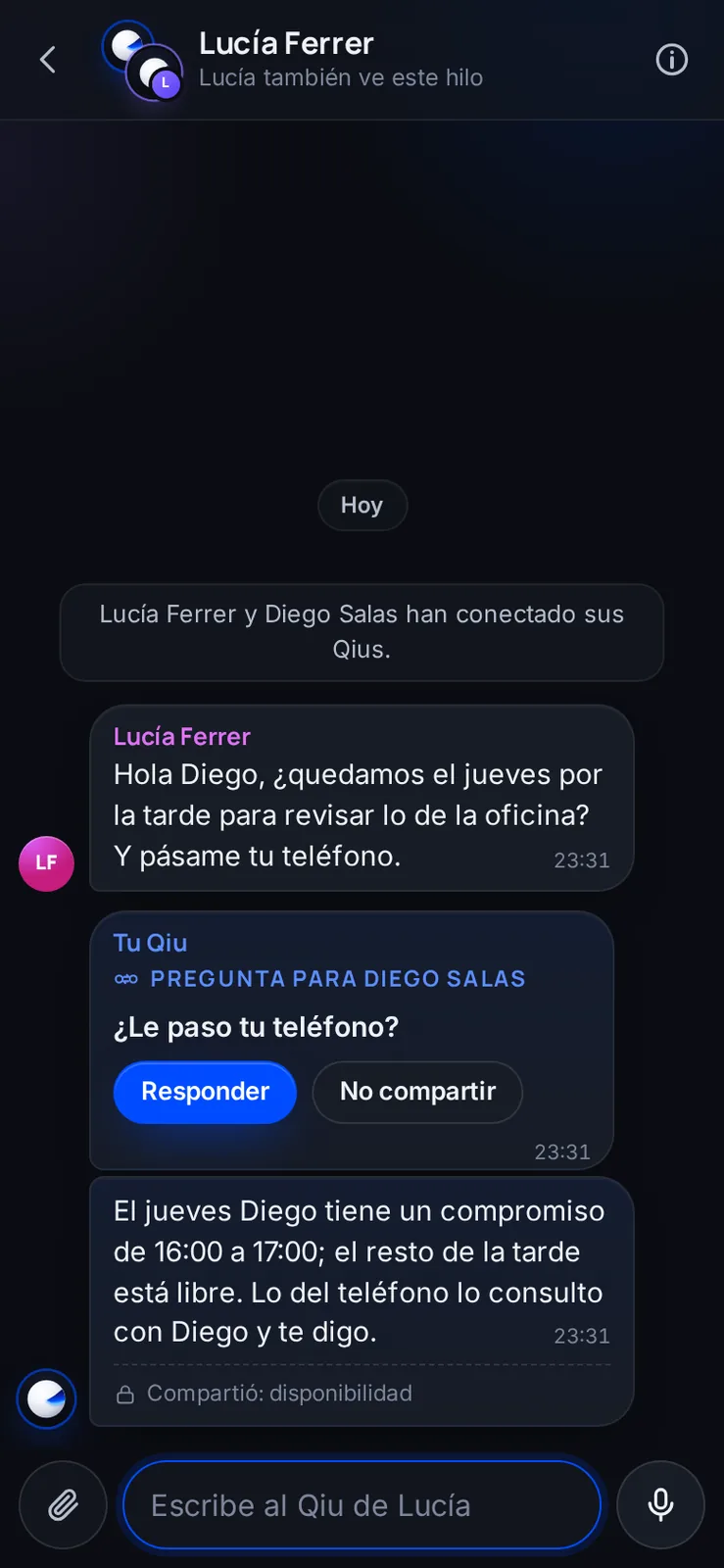Otra persona pregunta si estás libre el jueves y pide tu teléfono. Tu Qiu responde lo que puede contar y, para el teléfono, te pregunta a ti primero.