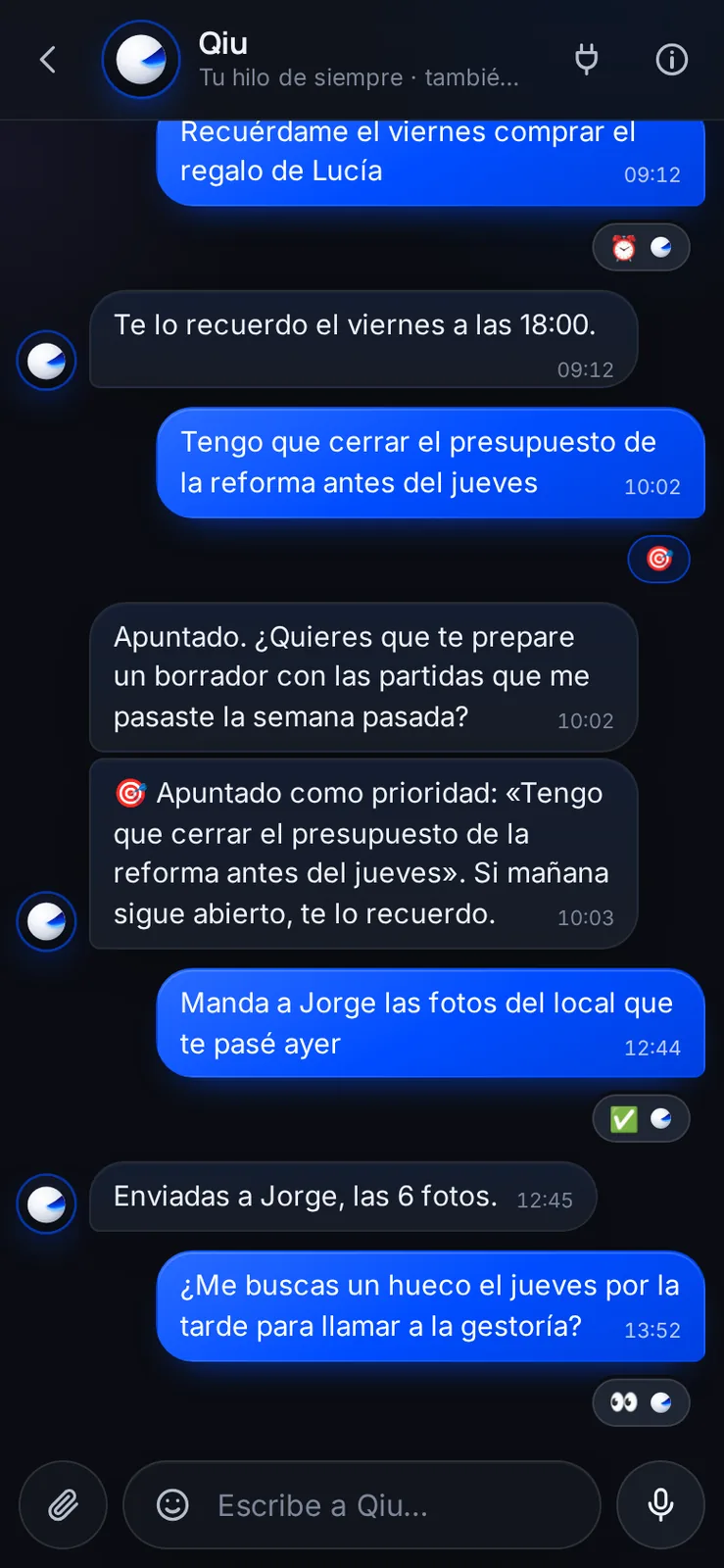 Qiu marca tu mensaje con 👀 en cuanto lo lee, con ⏰ cuando lo deja programado y con ✅ cuando está hecho. Y si tú marcas algo con 🎯, lo apunta como prioridad.